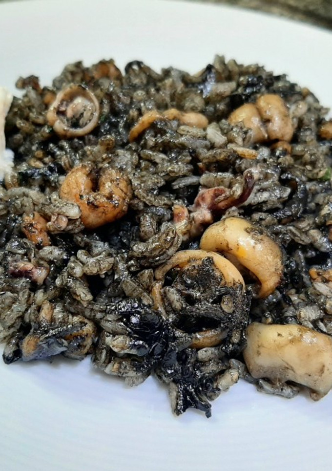 Una foto de Paella de arroz negro