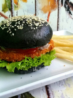 Foto resep BLACK BURGER with fried fish patty,homemade🍔🍔