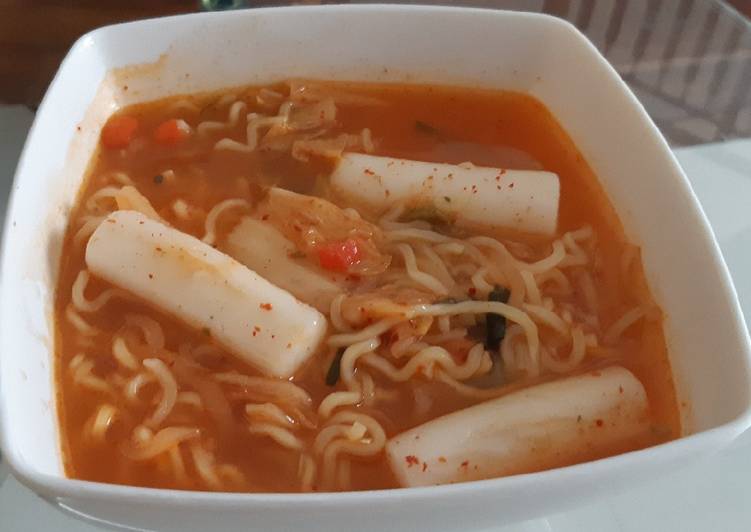 Ramyeon Tteok bokki Kimchi ala Omah Sukun