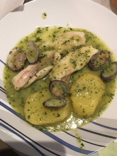 Una foto de Rape (o merluza) en salsa verde con almejas