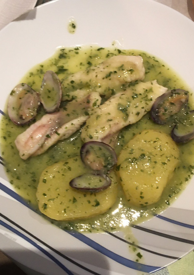 Una foto de Rape (o merluza) en salsa verde con almejas