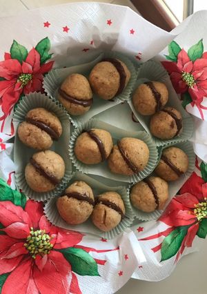 A picture of Baci di Dama Filled with Nutella.