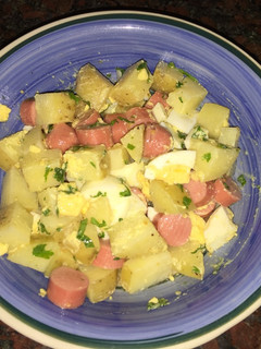 Una foto de Ensalada de papas, huevo y salchichas
