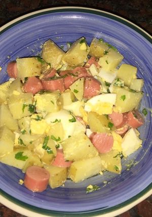 Una foto de Ensalada de papas, huevo y salchichas