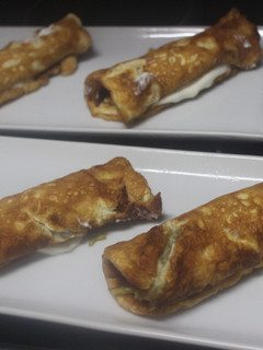 Una foto de Rollitos de tortillas cuadradas con salmón y espárragos