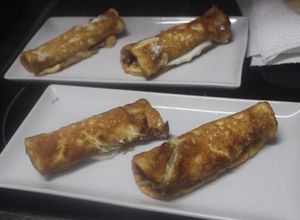Foto principal de Rollitos de tortillas cuadradas con salmón y espárragos