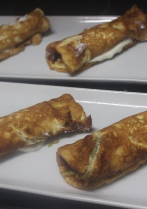 Una foto de Rollitos de tortillas cuadradas con salmón y espárragos