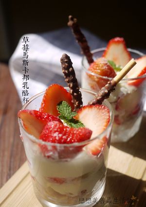 草莓馬斯卡邦幕斯杯 的食譜成品照片