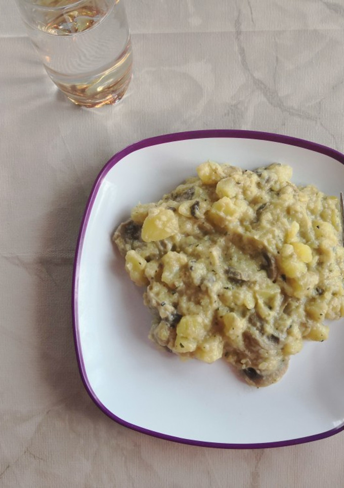 Una foto de Patatas con calabacín y champiñones