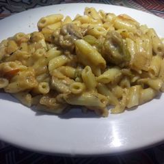 A picture of Chicken Alfredo pasta with white sauce.
