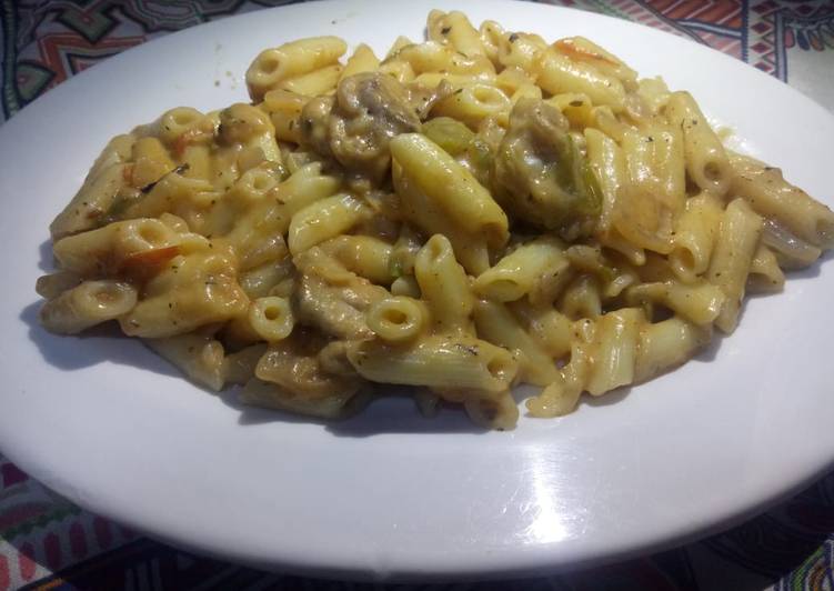 Chicken Alfredo pasta with white sauce