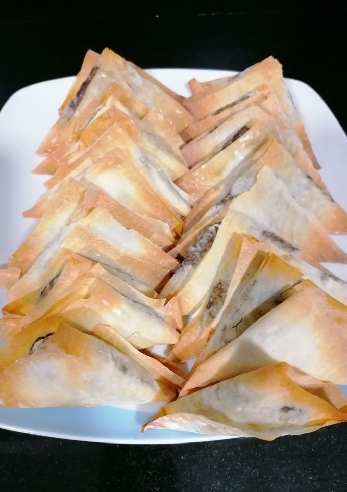 Una foto de Triángulos de morcilla y manzana