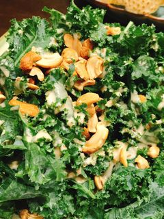 Hình của món Salad cải kale hạt điều.