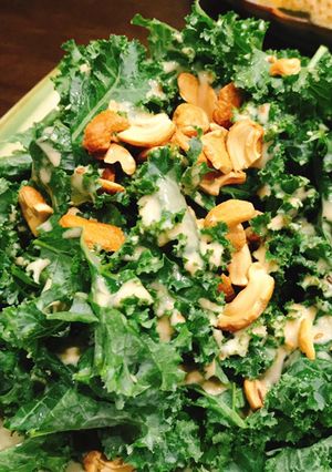 Hình của món Salad cải kale hạt điều.