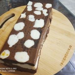 A picture of Polka Dot Oreo Biscuit Cake.