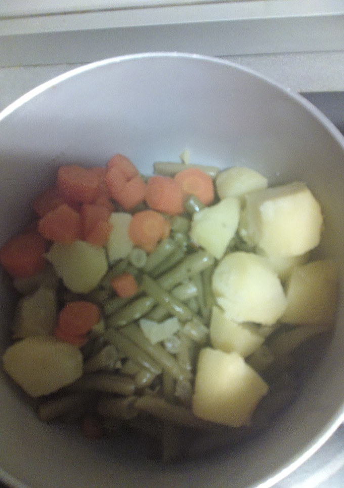 Una foto de Vainas con patatas y zanahorias
