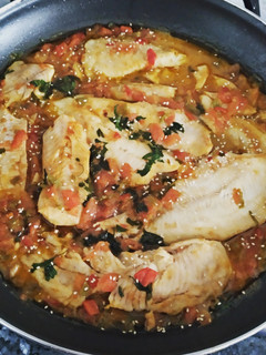 Una foto de Filetes de merluza en salsa con sésamo