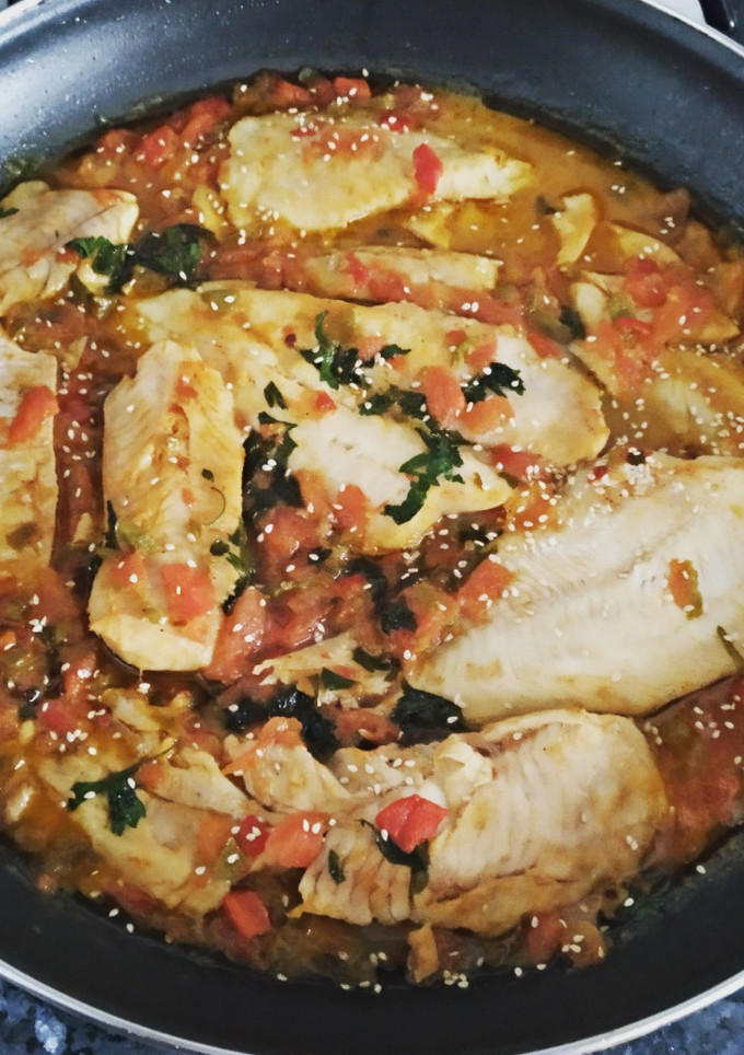 Una foto de Filetes de merluza en salsa con sésamo
