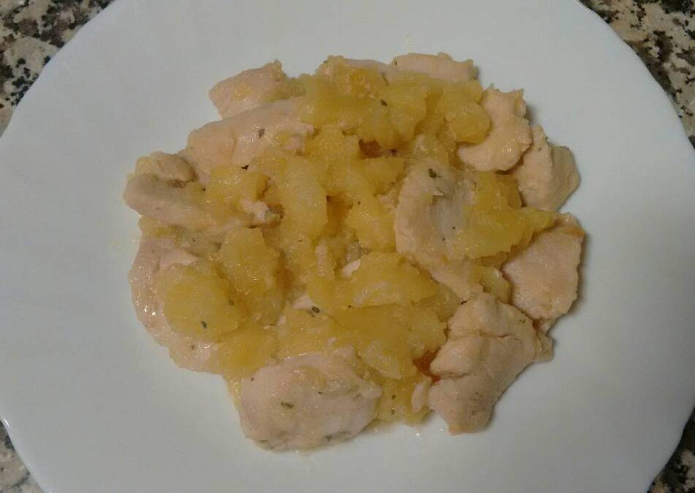 Pechuga de pollo marinada con patatas
