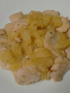 Una foto de Pechuga de pollo marinada con patatas