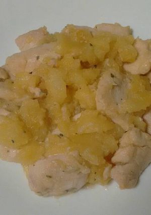Una foto de Pechuga de pollo marinada con patatas