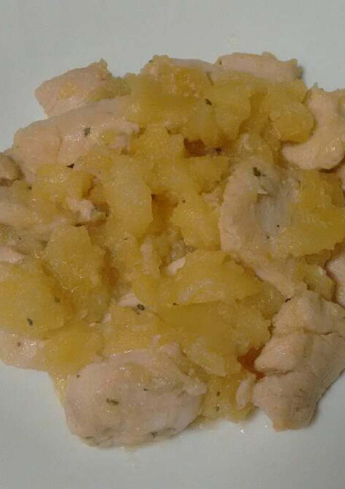 Una foto de Pechuga de pollo marinada con patatas