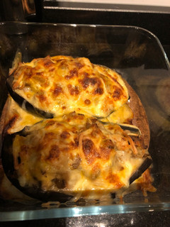 Una foto de Berenjenas rellenas con atún y gambas