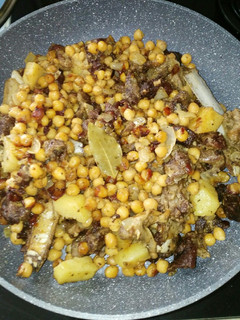 Una foto de Salteados de garbanzos con carne