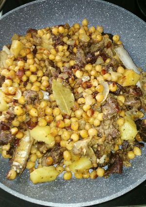 Foto principal de Salteados de garbanzos con carne