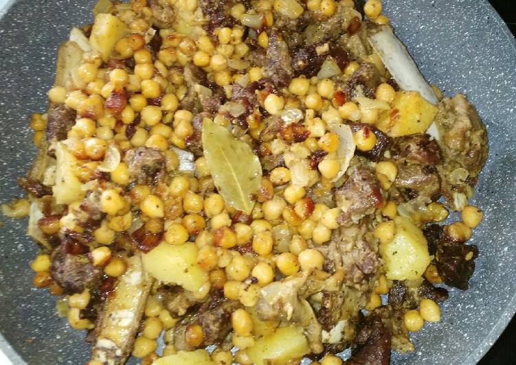 Salteados de garbanzos con carne