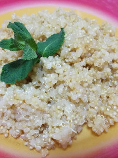 Una foto de Quinoa con hierbabuena y limón 🌿🍋