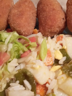 Una foto de Croquetas de papa con ensalada fresca..!!😉😘