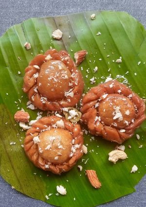Wheat halwa stuffed wheat bhadusha செய்முறை முக்கிய புகைப்படம்