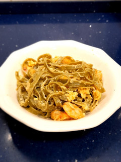 Una foto de Tallarines de espinacas a la carbonara con gambas (Sin sal)
