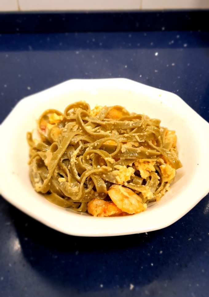 Una foto de Tallarines de espinacas a la carbonara con gambas (Sin sal)