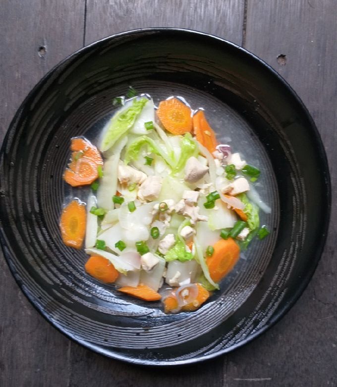 Nasi putih, ayam goreng tepung, tumis sawi wortel, sambal