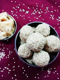 तिल और गुड़ के लड्डू (til aur gur ke ladoo recipe in Hindi) रेसिपी मुख्य फोटो