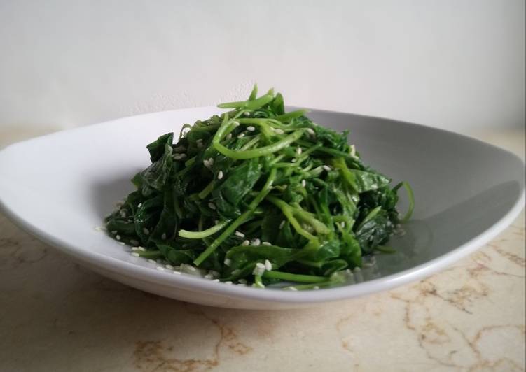 Sigeumchi Namul (Korean Spinach Salad)