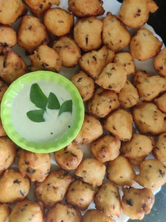 ஆந்திரா ஸ்ட்ரீட் புட் புனுகுலு (Punukulu recipe in tamil) செய்முறை முக்கிய புகைப்படம்