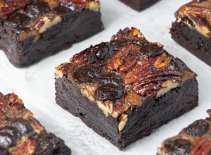 A picture of Brownies Hồ Đào Đường Nâu - Pecan Pie Brownies.