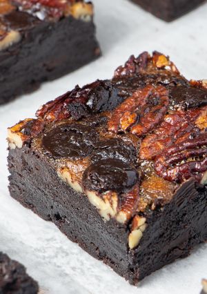 Hình của món Brownies Hồ Đào Đường Nâu - Pecan Pie Brownies.