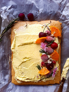 A picture of The minimalist vanilla cake.