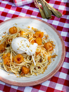 Foto di Vermicelli con pomodorini gialli burrata e crumble al timo