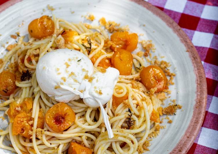 Vermicelli con pomodorini gialli burrata e crumble al timo