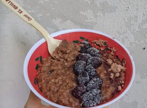 Una foto de Porridge de avena con chocolate
