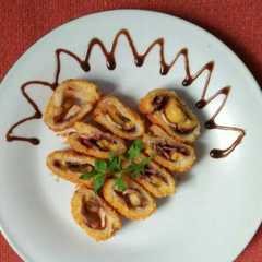รูปของ Banana rolls with chocolate sauce