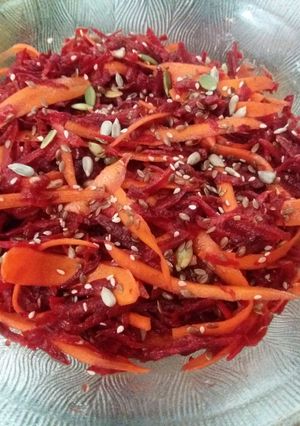 O poză a rețetei Salată de sfeclă roșie crudă.