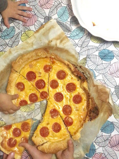 Una foto de Pastel de hojaldre con jamón york, queso y tomatitos cherry para niños 👦🏻👶🏼