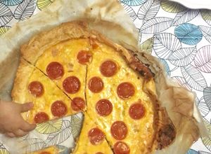 Foto principal de Pastel de hojaldre con jamón york, queso y tomatitos cherry para niños 👦🏻👶🏼