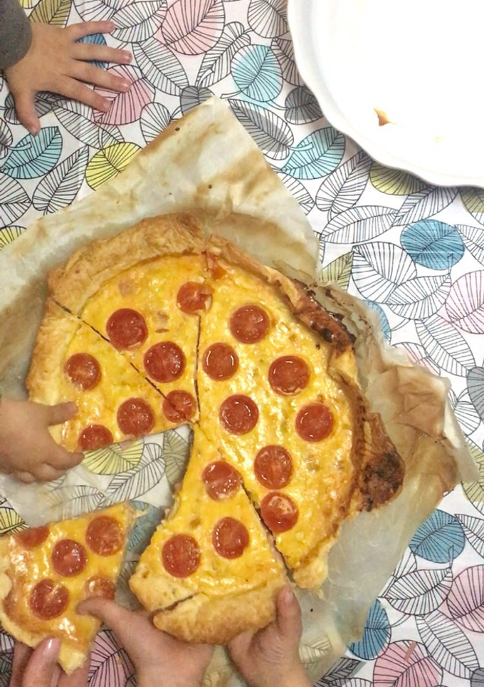 Una foto de Pastel de hojaldre con jamón york, queso y tomatitos cherry para niños 👦🏻👶🏼